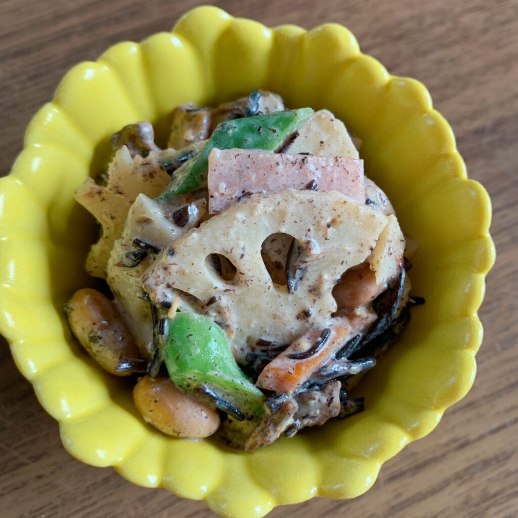 A Japanese-style salad made with hijiki seaweed and lotus root seasoned with mayonnaise.