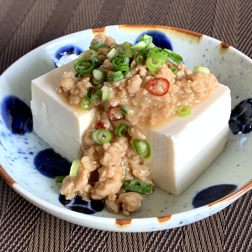 I put flavorful meat miso(=niku miso) on top of tofu.