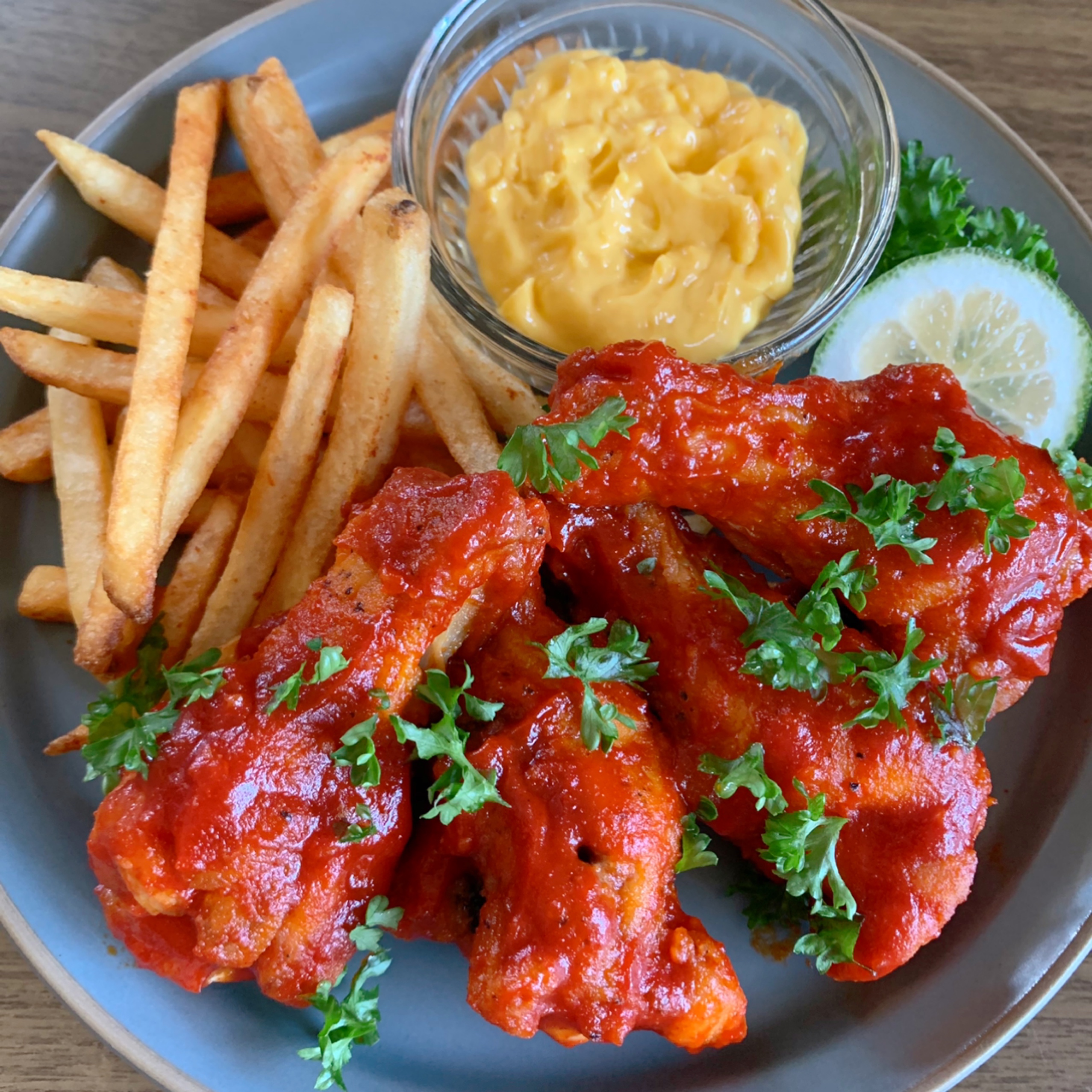 A dish that originated in New York, USA, it is fried chicken with a spicy and sour sauce. 