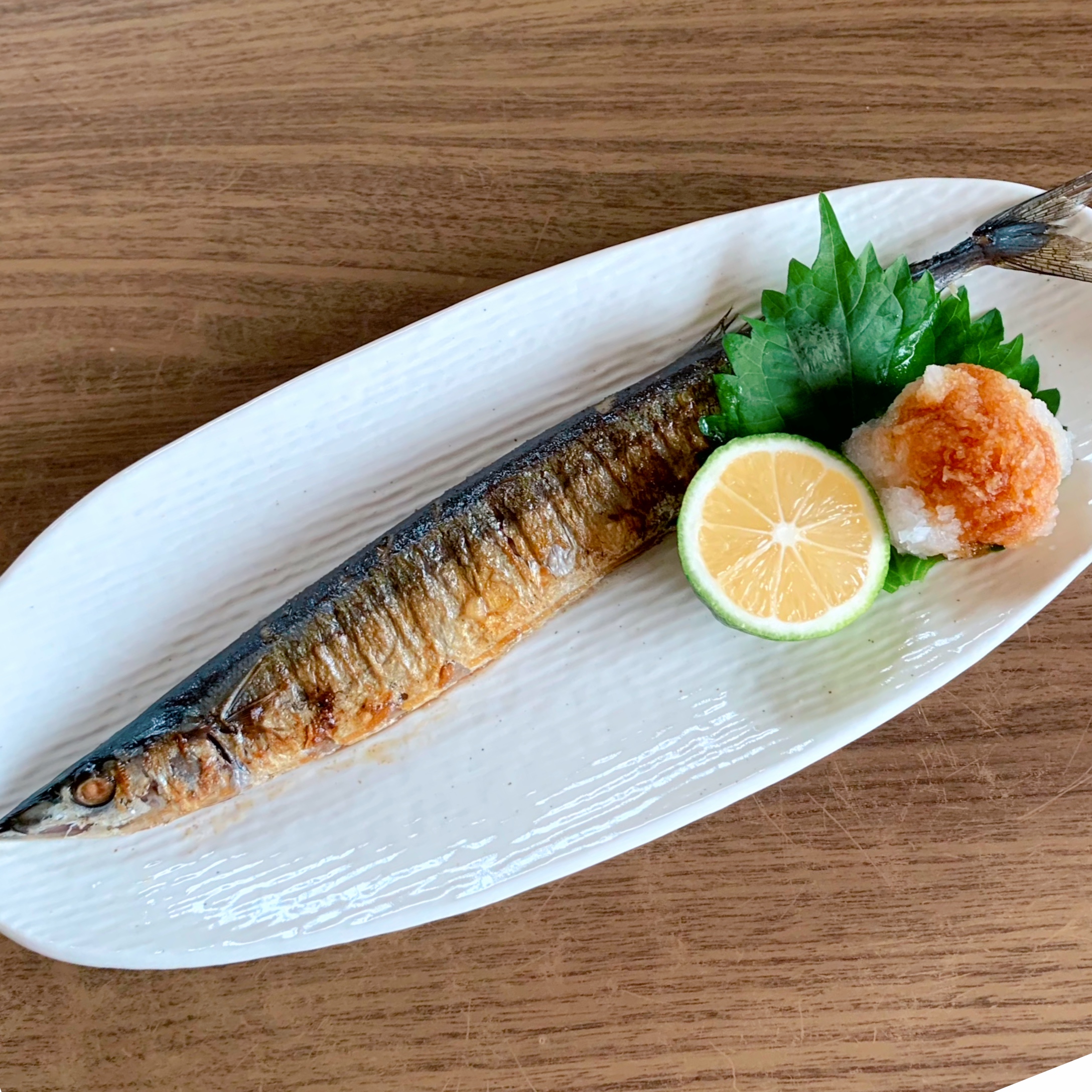 Saury is rubbed with salt and grilled fragrantly.