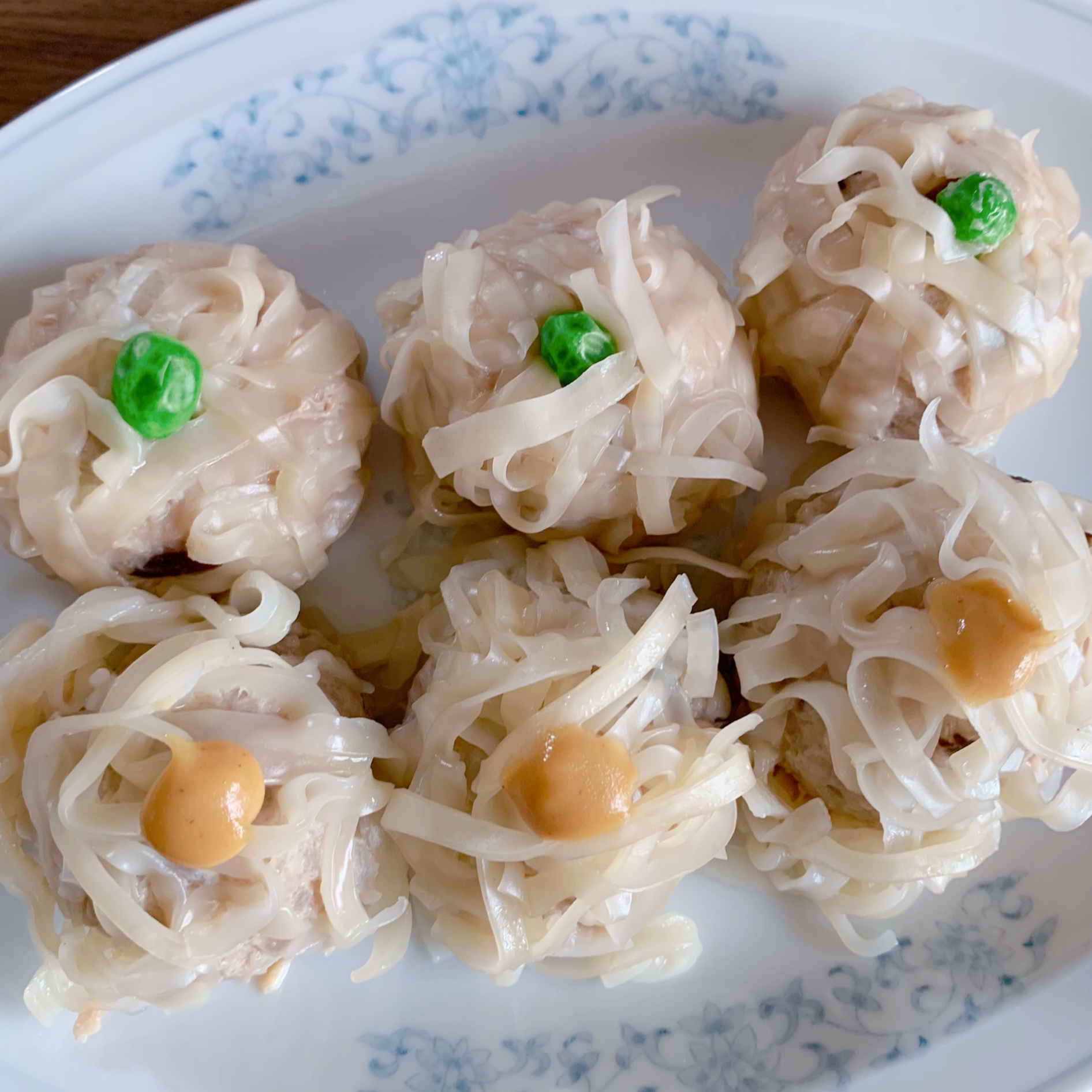 Shumai is a dumpling made by stuffing meat into a thin wheat flour skin.