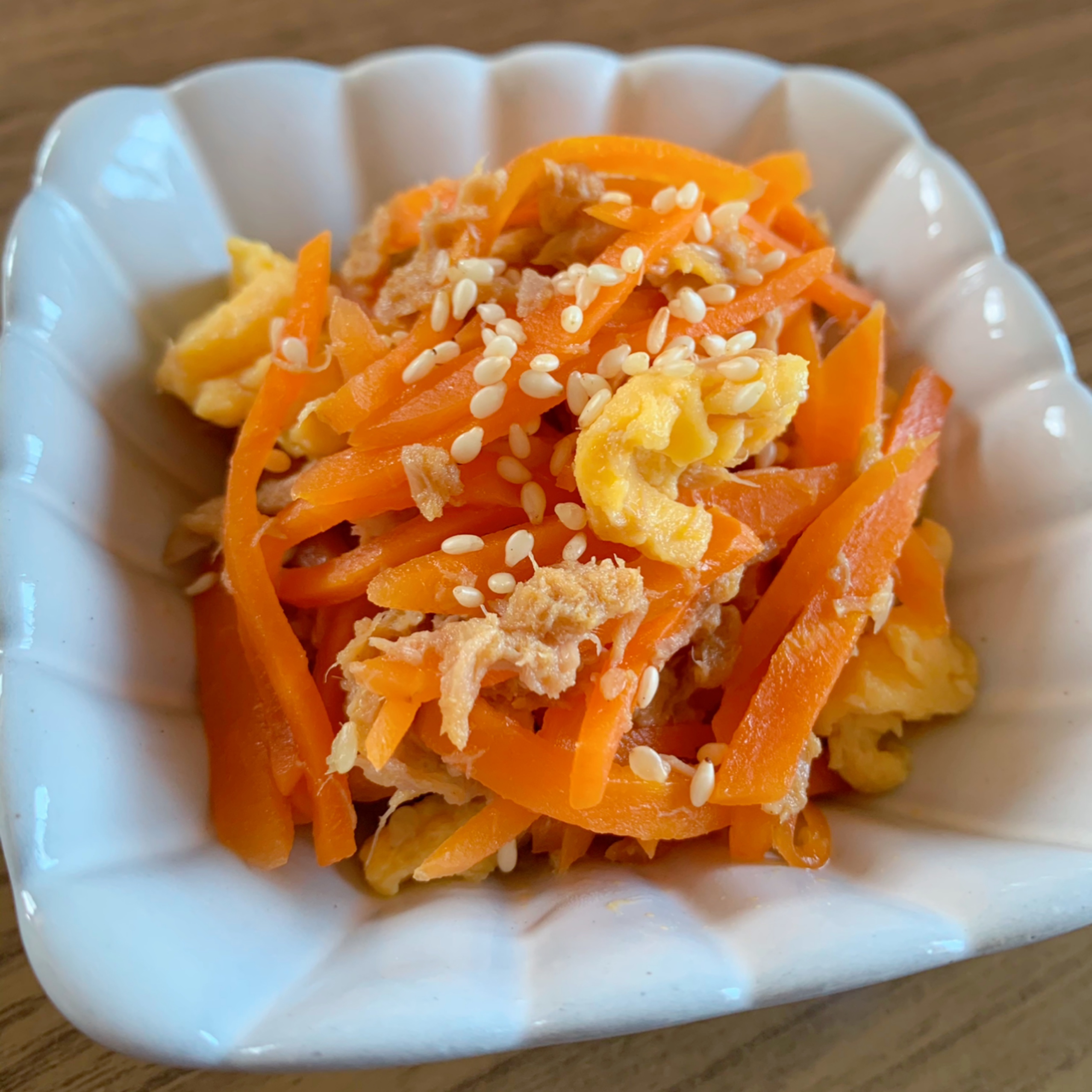 This dish is made by frying thinly sliced carrots and seasoning them with soy sauce.