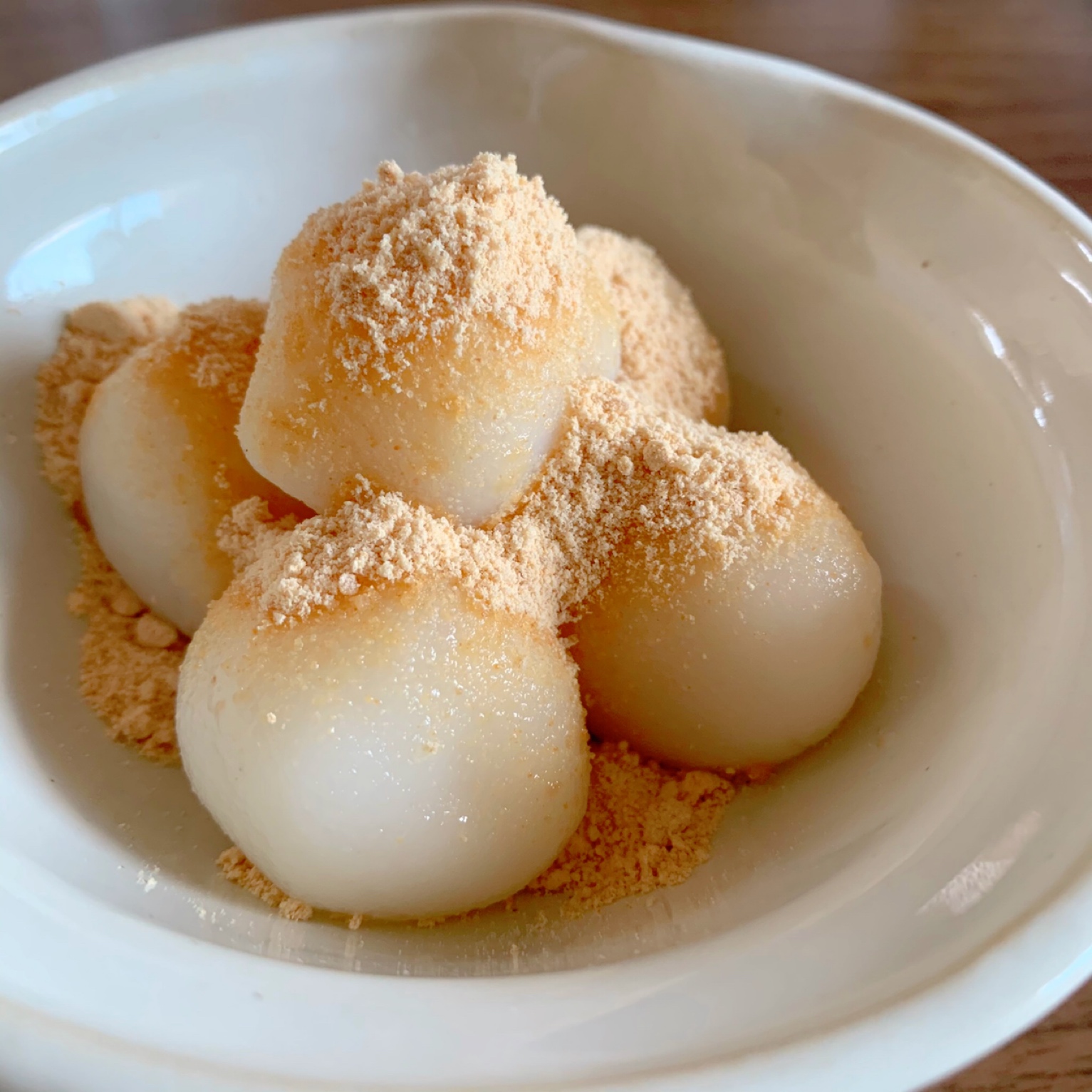 I made a small ball-shaped rice cake with shiratama flour and sprinkled it with soybean flour.