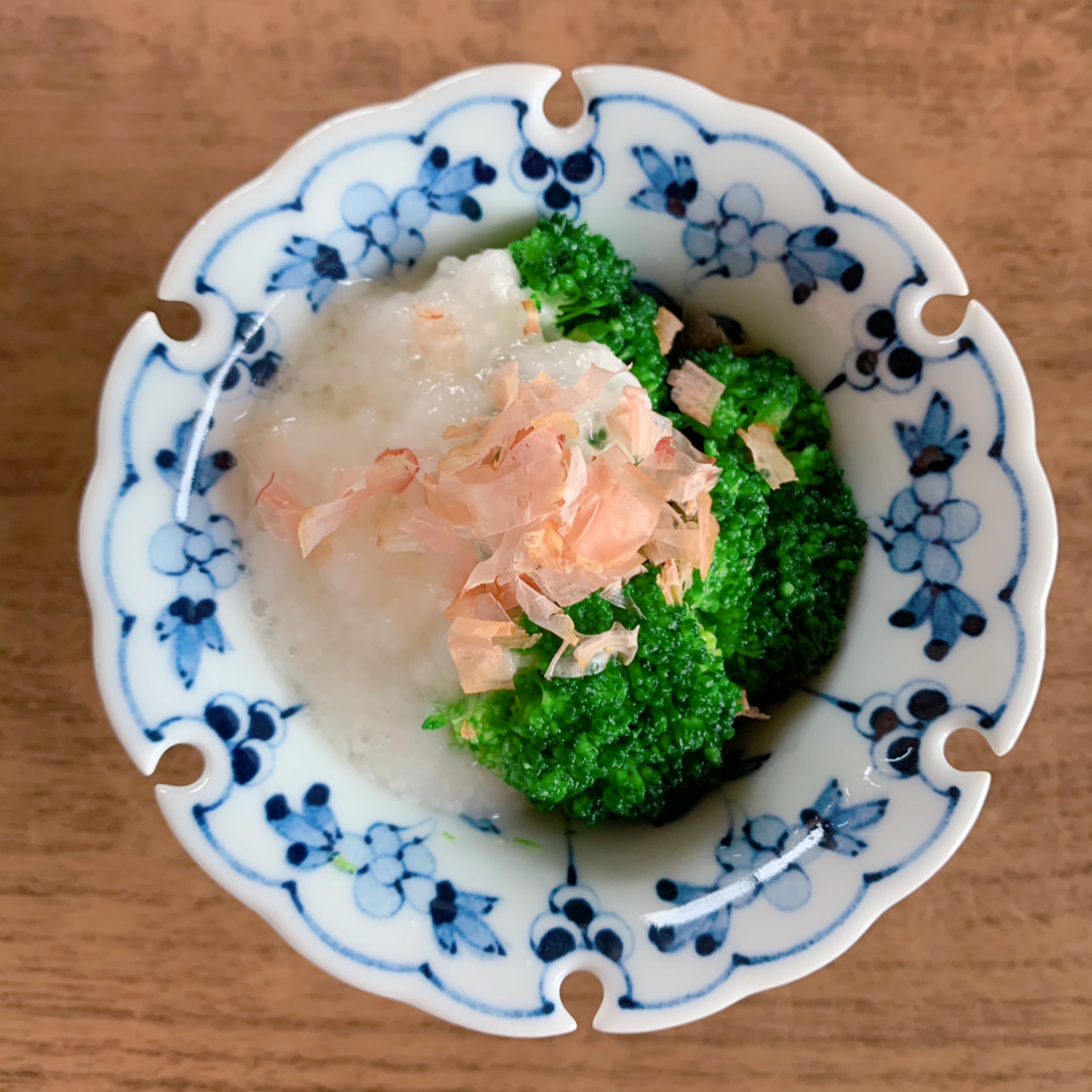 It is a dish of broccoli topped with grated yam and seasoned with salt koji.