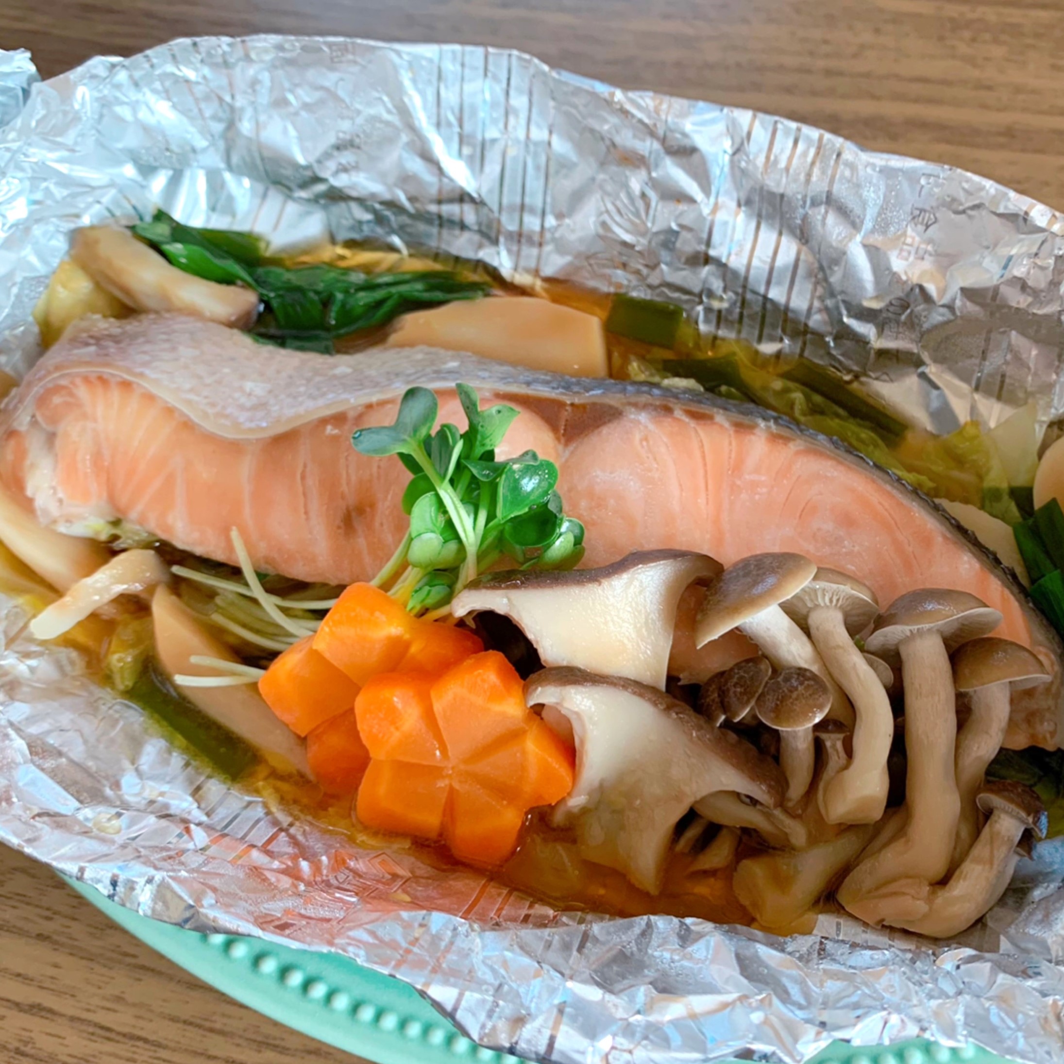 A dish made by wrapping salmon and vegetables in aluminum foil and steaming them.
