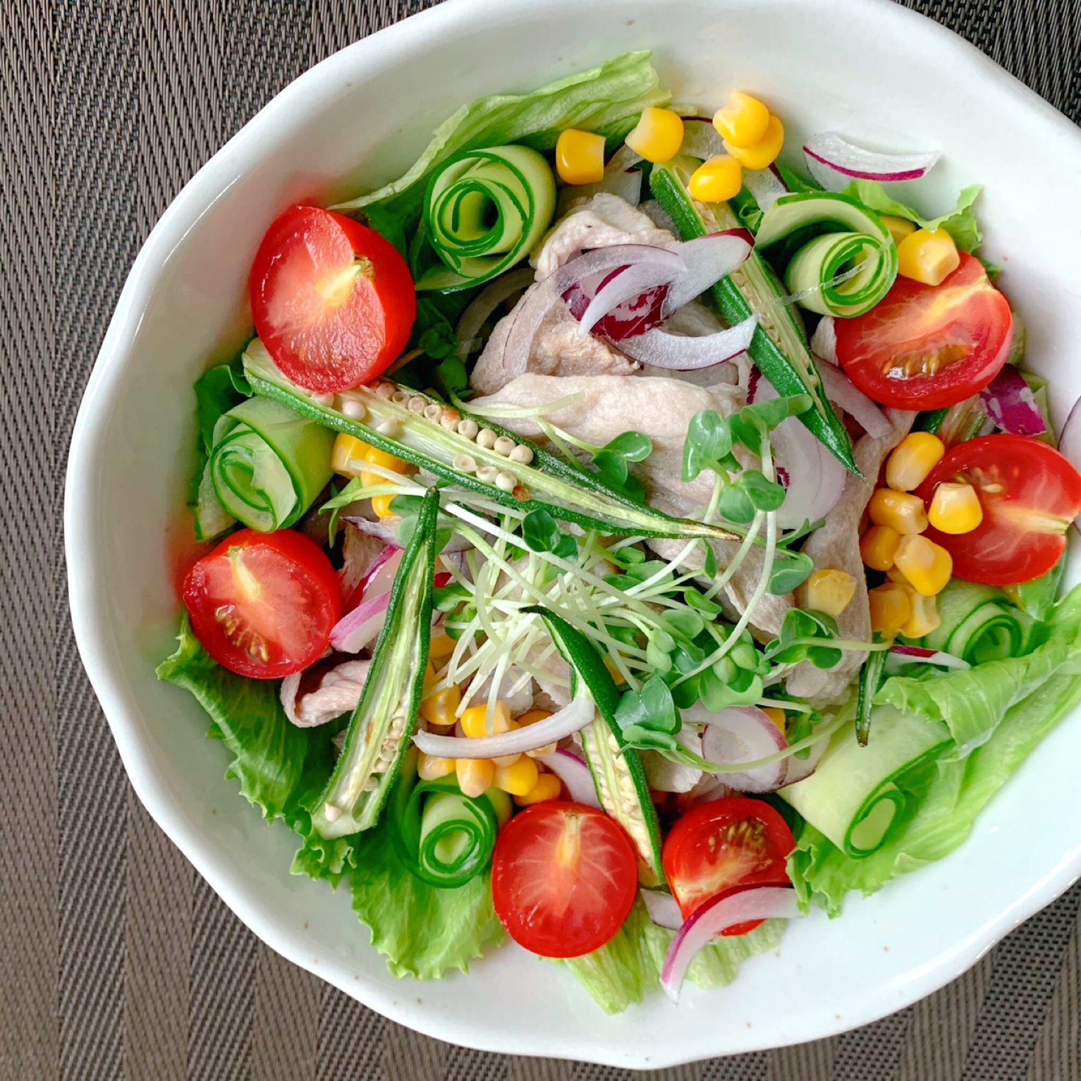You can eat meat and vegetables, so this salad is full of nutrition. 