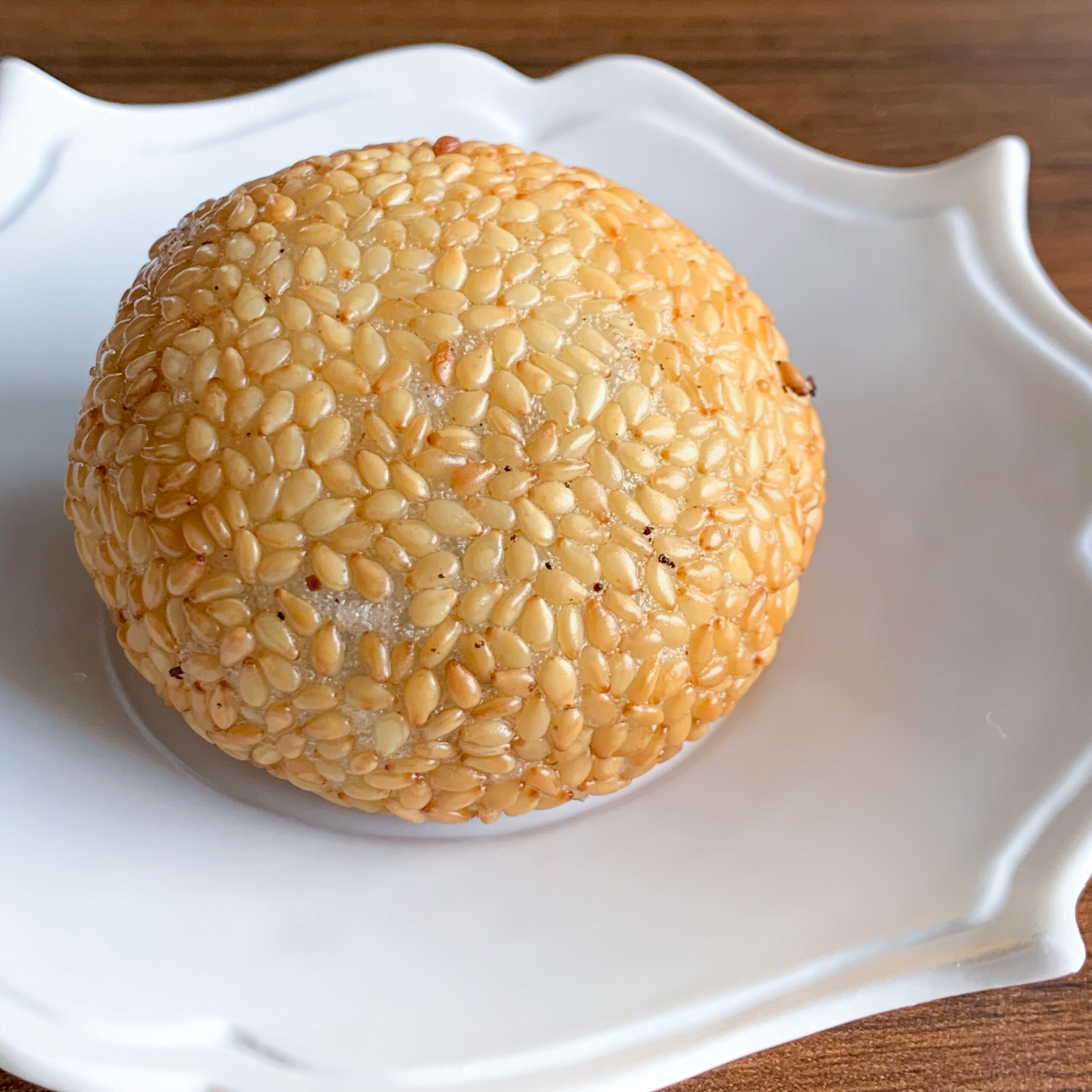 Sesame balls are sweets made from shiratama flour, red bean paste, and sesame seeds.