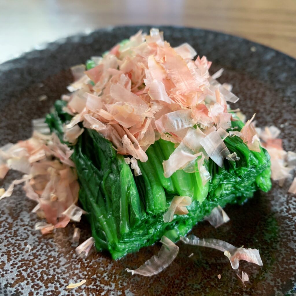 ohitashi
Spinach soaked in dashi soup and topped with bonito flakes.
