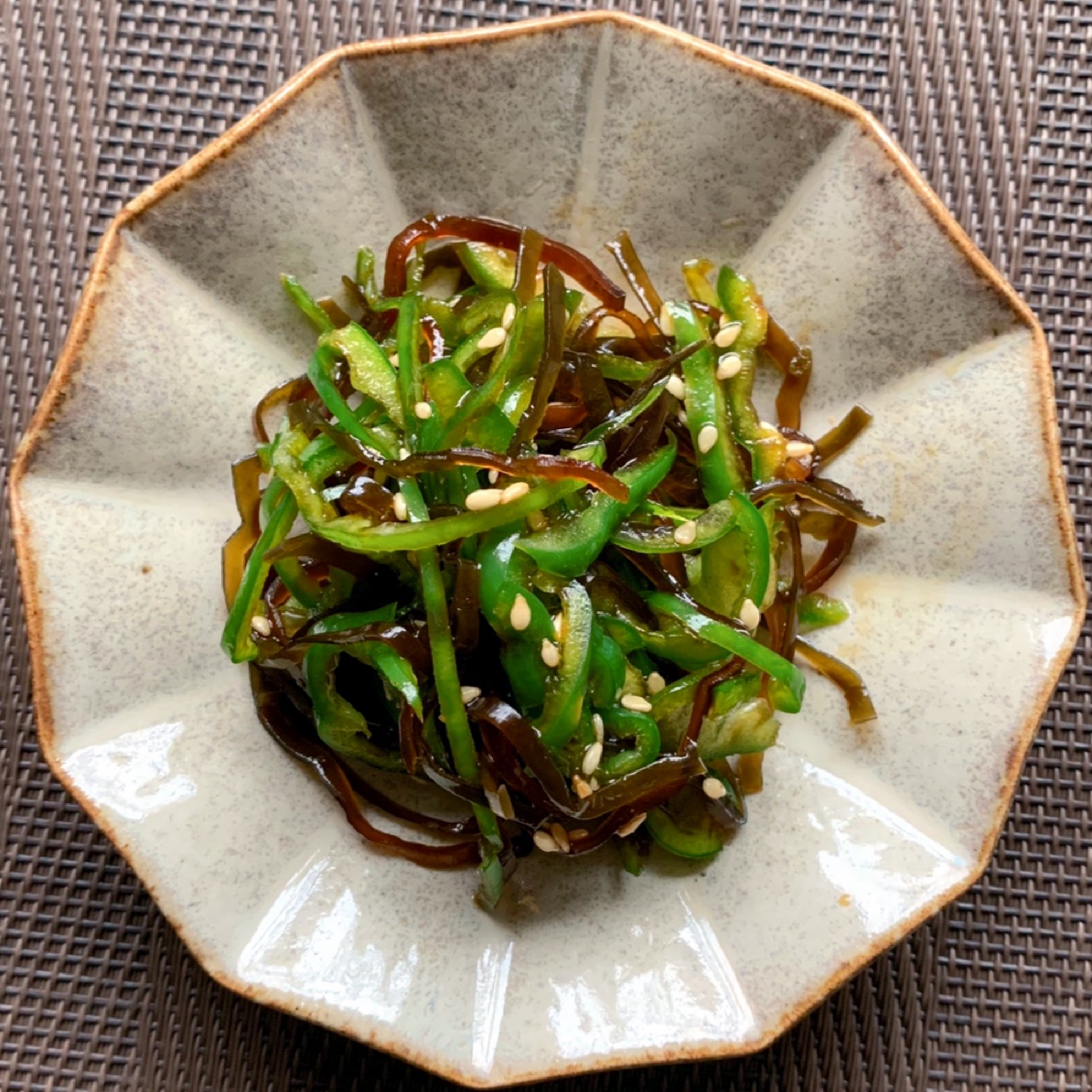 Thinly sliced green pepper mixed with shiso konbu.