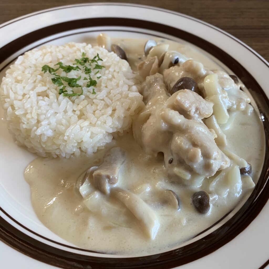 Chicken Fricassee and Butter Rice.
Fricassee is a French home-cooking dish that means "white stew."A dish of chicken wings simmered in milk and served with butter rice.