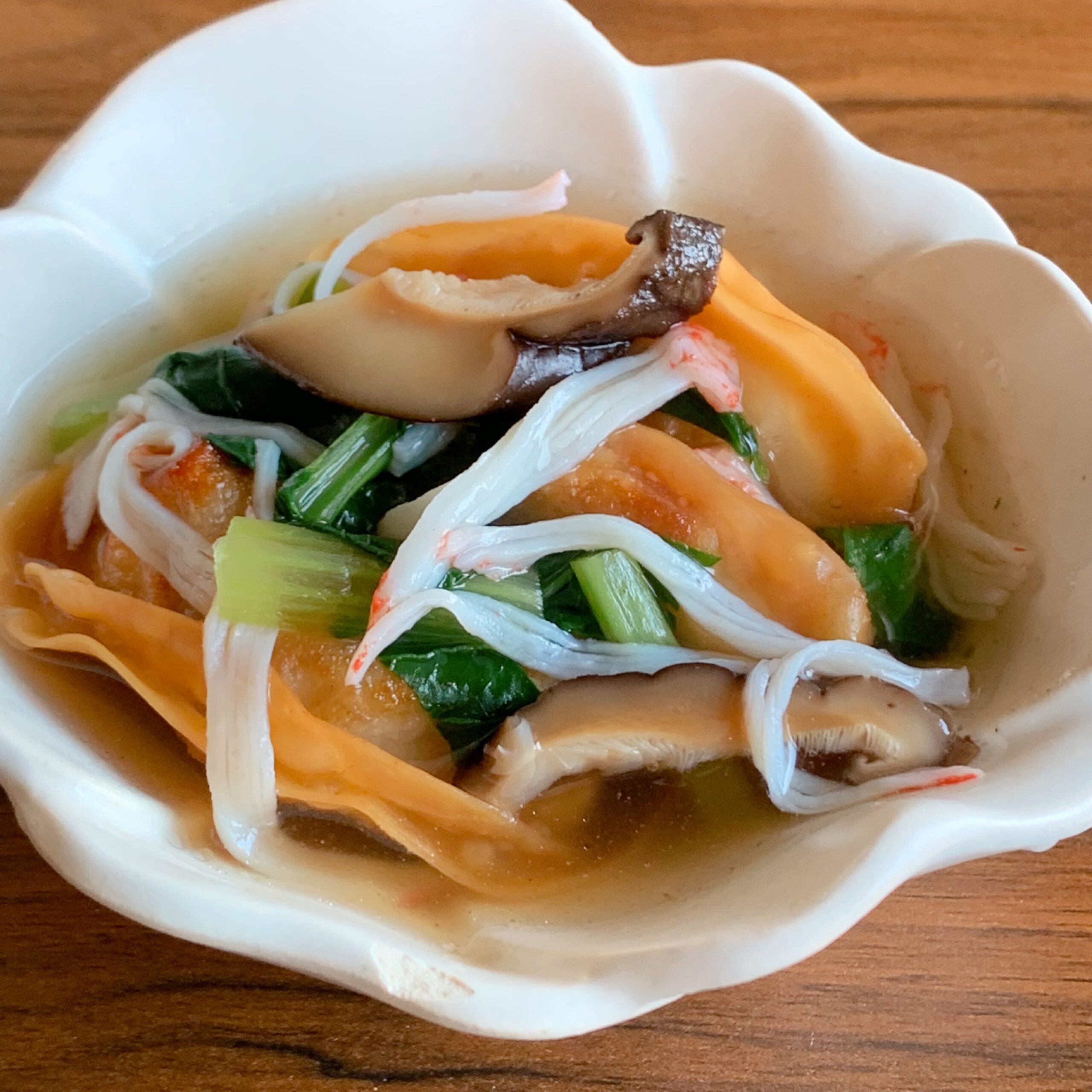 It is a dish in which ready-made dumplings are fried in oil and eaten with a thickened sauce sauce.