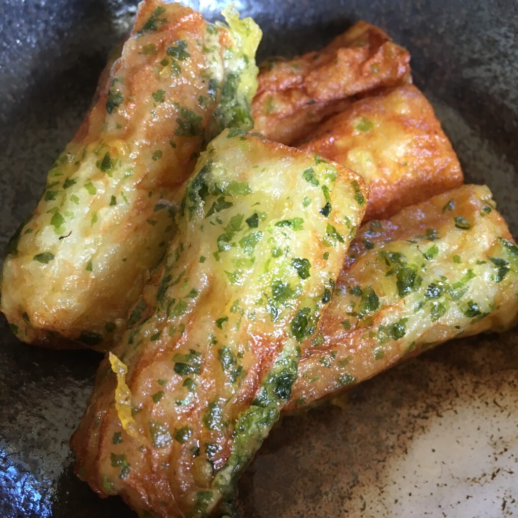 Chikuwa isobeage is a dish made by coating chikuwa (fish cakes) in a batter made from flour, water, and aonori (green laver) and deep-frying them in hot oil.