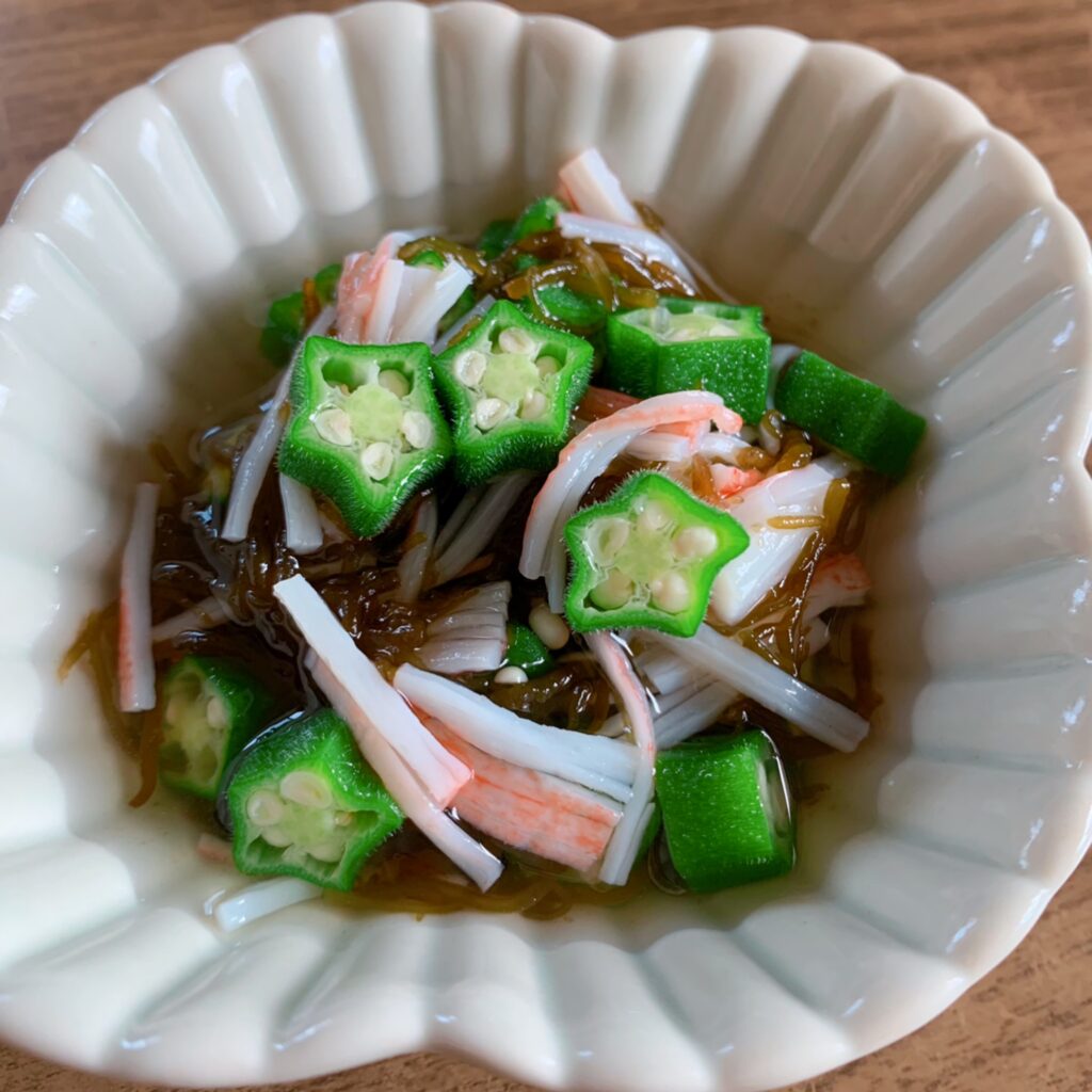 This is a dish of okra, crab sticks and mozuku marinated in sweet vinegar.