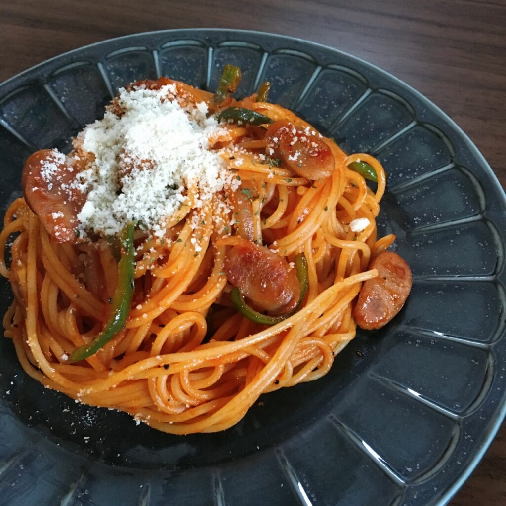 Spaghetti, onions, green peppers, bacon, and other ingredients are stir-fried and seasoned with tomato ketchup.
