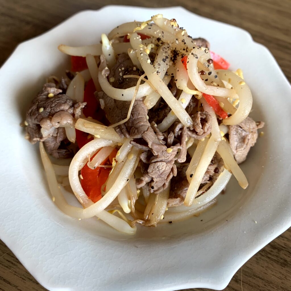 Stir-fried beef and bean sprouts and seasoned with mustard for a Western-style dish.