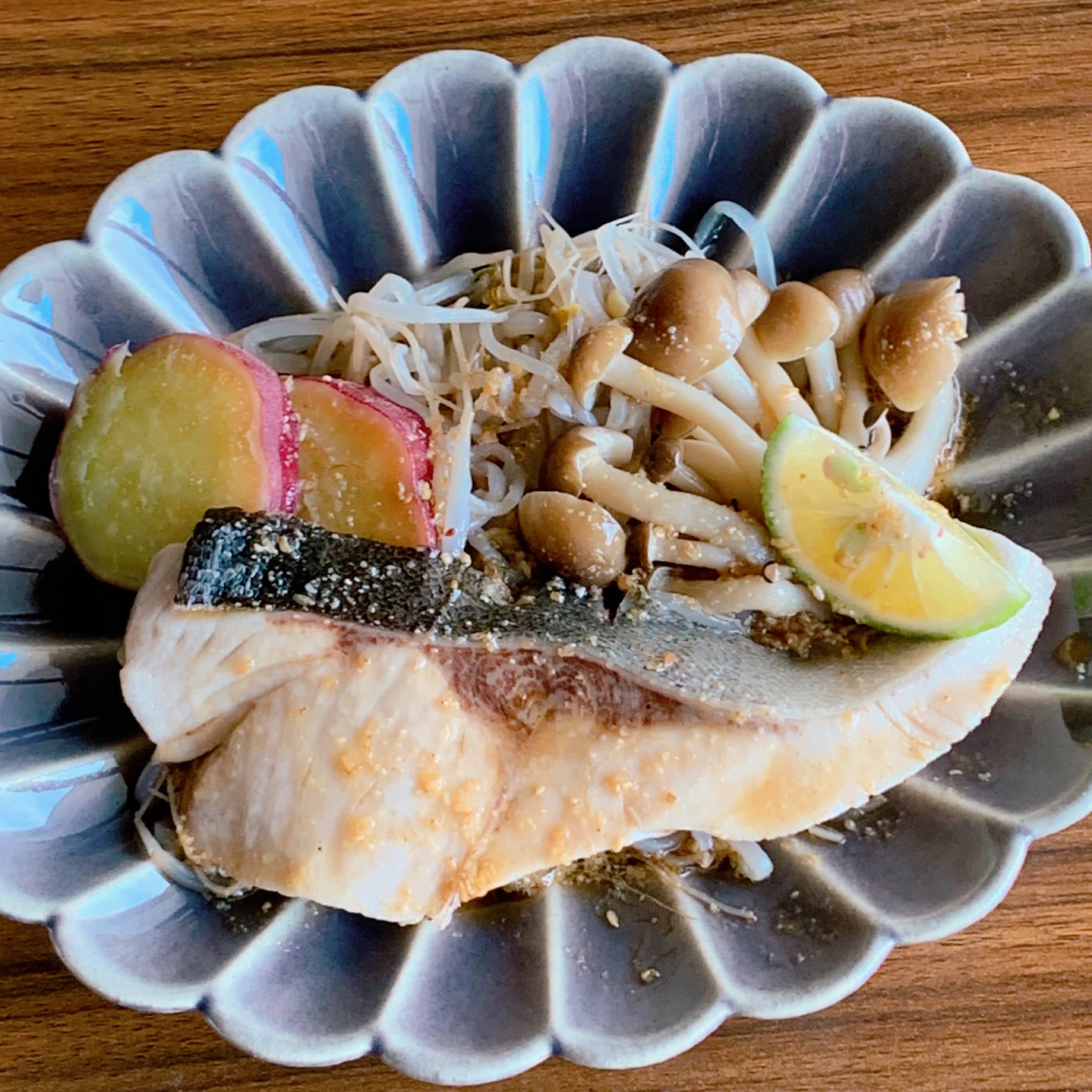 A healthy dish of yellowtail and vegetables steamed with sake.
