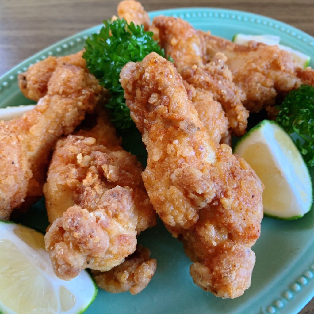 It is a dish in which the chicken wings are soaked in a spicy seasoning and then fried to give them a crunchy texture.