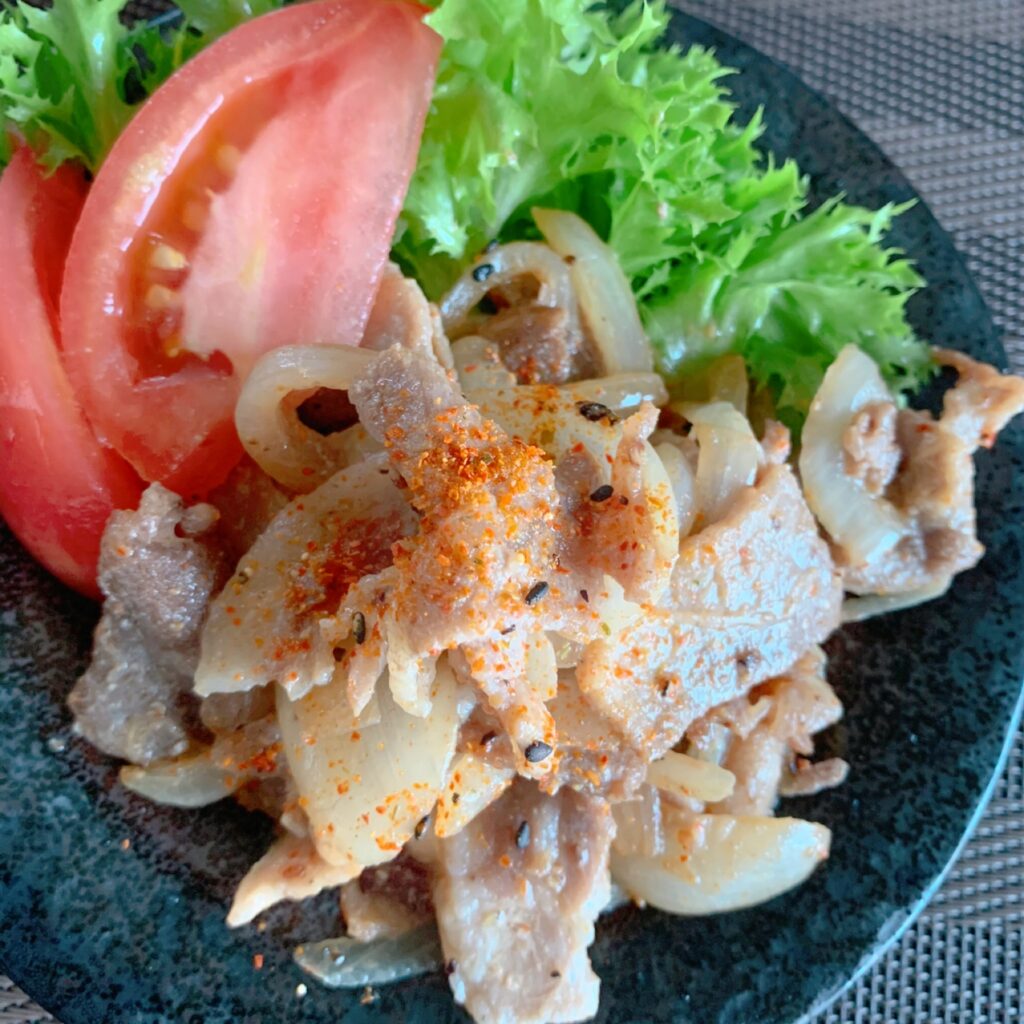 Pork shoulder loin and onions are stir-fried and seasoned with mayonnaise, shichimi pepper, and soy sauce. 