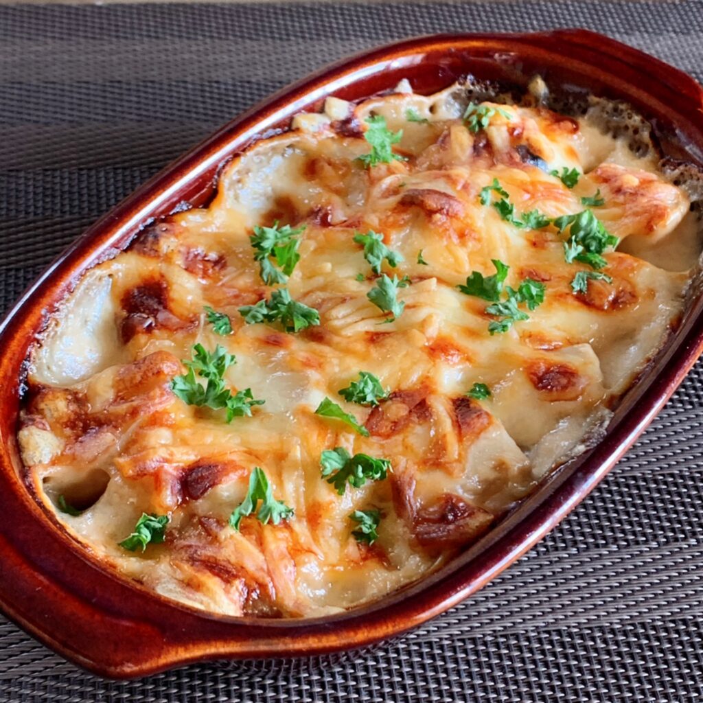 A gratin made with seasonal taro, chicken, onions, mushrooms, and cheese.