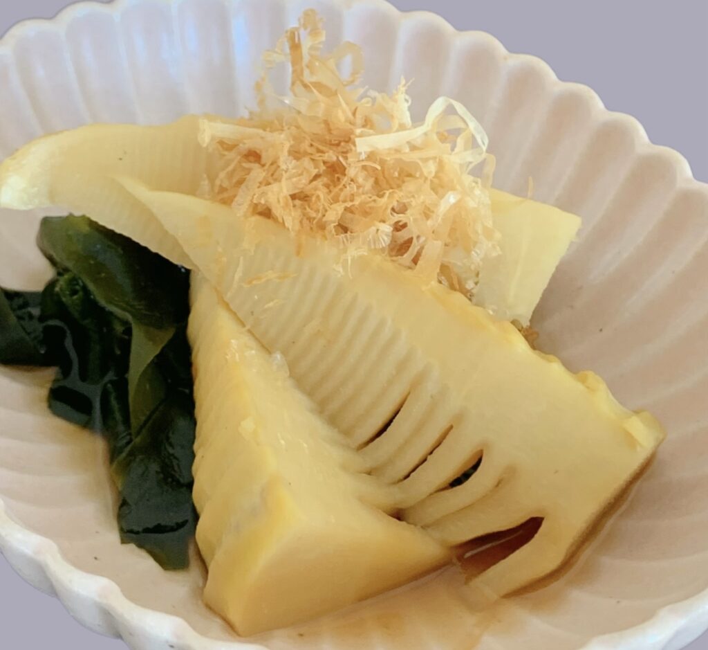 Wakame seaweed and bamboo shoots are boiled and seasoned with soy sauce. This is a classic recipe for early spring.