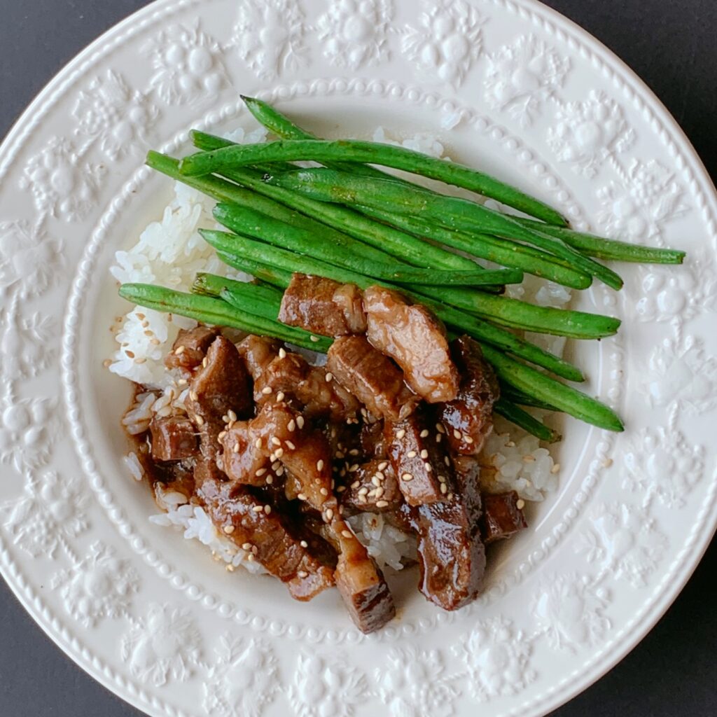 I used plenty of beef for steak. It is topped with a Japanese-style teriyaki sauce made with soy sauce, mirin, and black pepper.