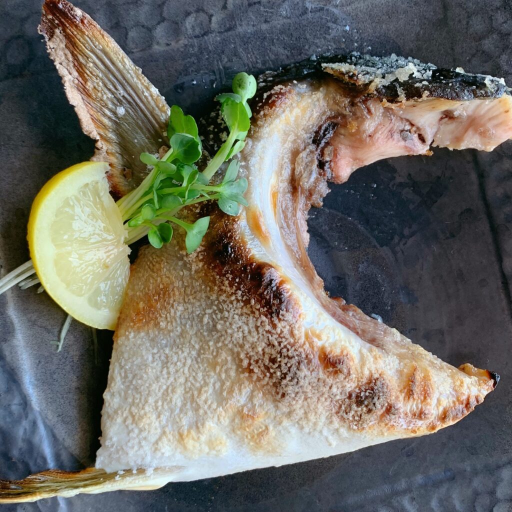 It is a dish of yellowtail(hamachi) kama sprinkled with salt and grilled.