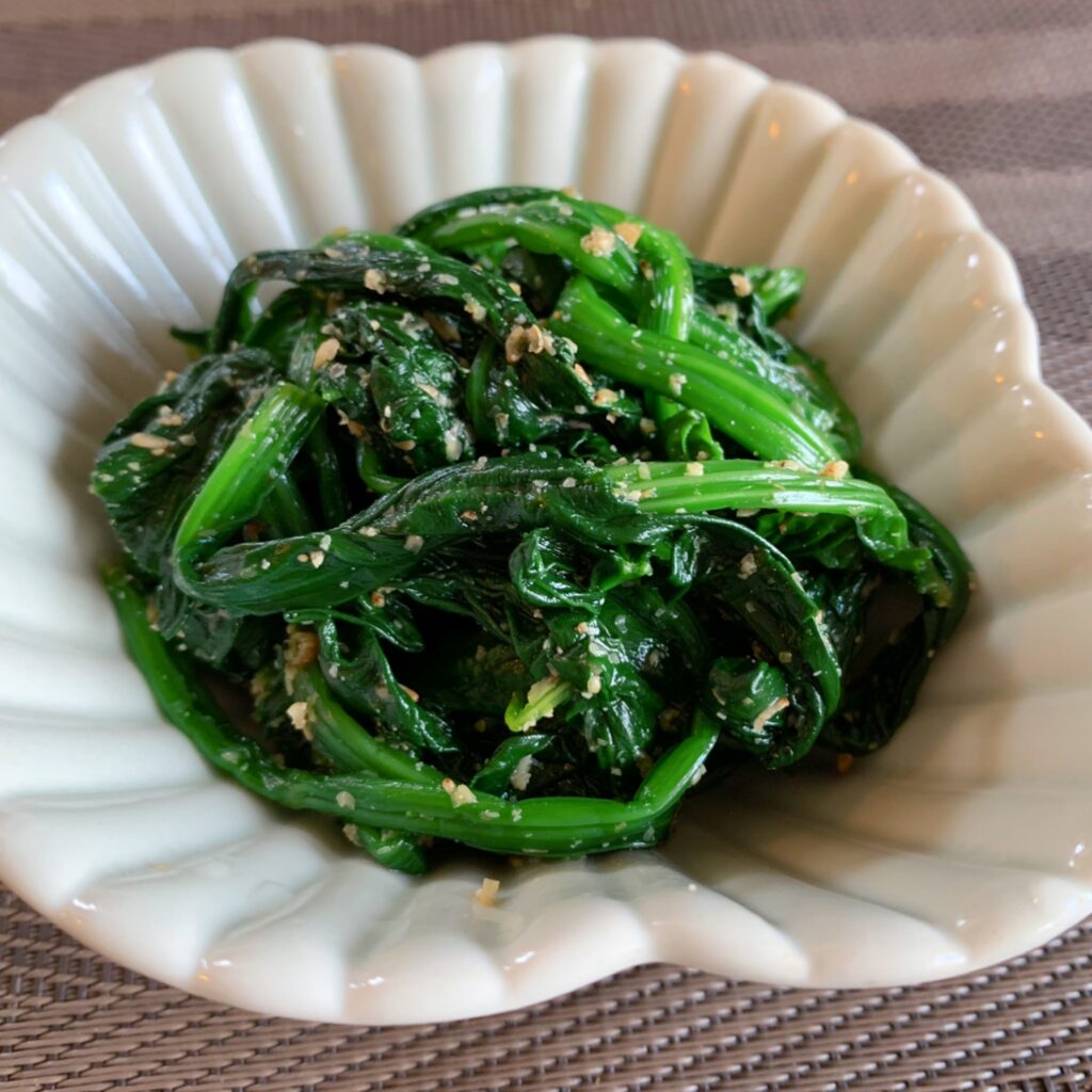 "Goma-ae" is a dish that combines seasonal vegetables with fragrant sesame seeds.
It is an essential side dish in Japanese home cooking.