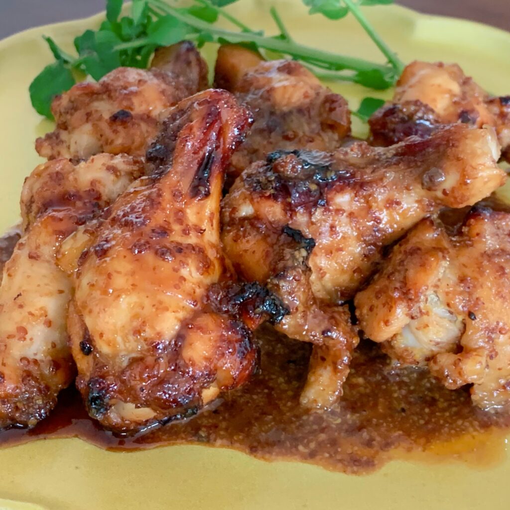 Chicken wings marinated in sauce are grilled in the oven, then fried in a frying pan and coated with sauce.
This sauce is a mixture of grain mustard and honey. 