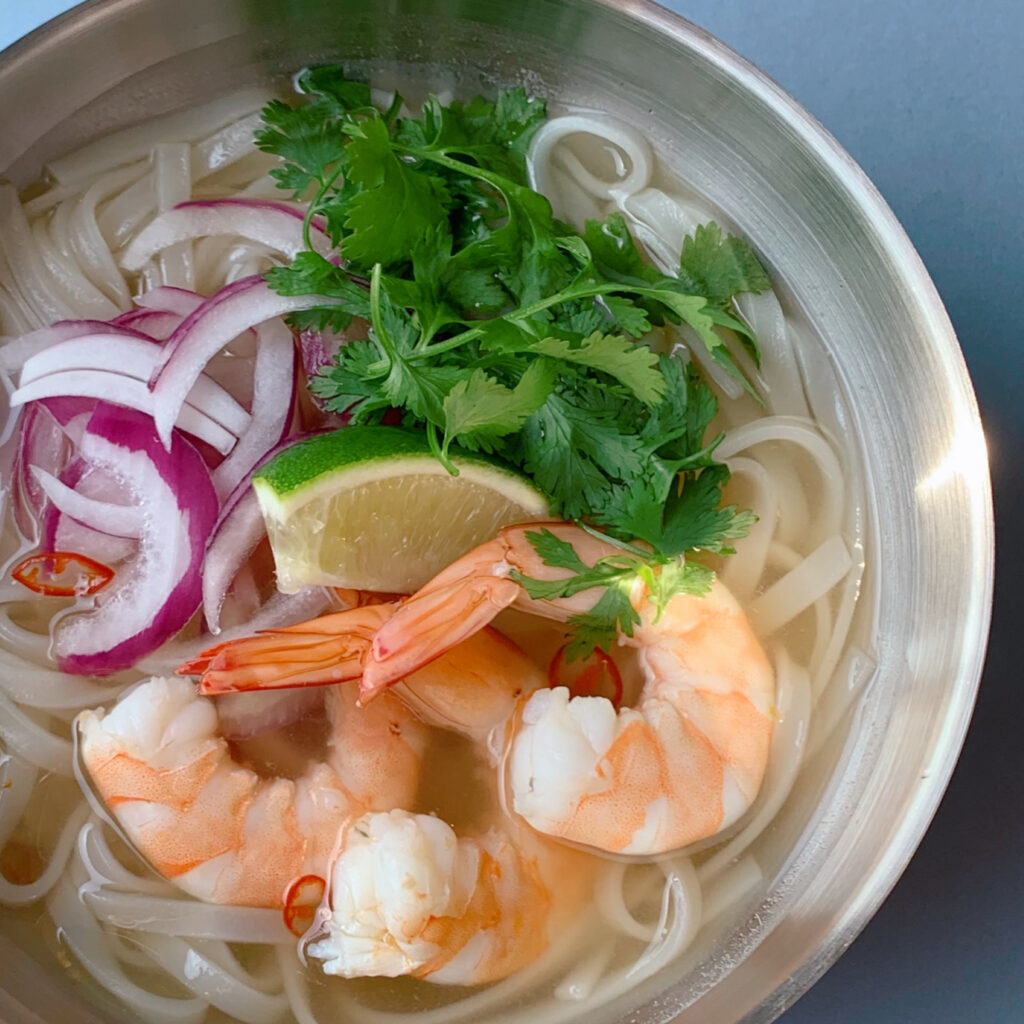 This is chicken soup pho. The color and flavor of shrimp, purple onion, and Ciantro (coriander) contribute to making the dish more beautiful and delicious.