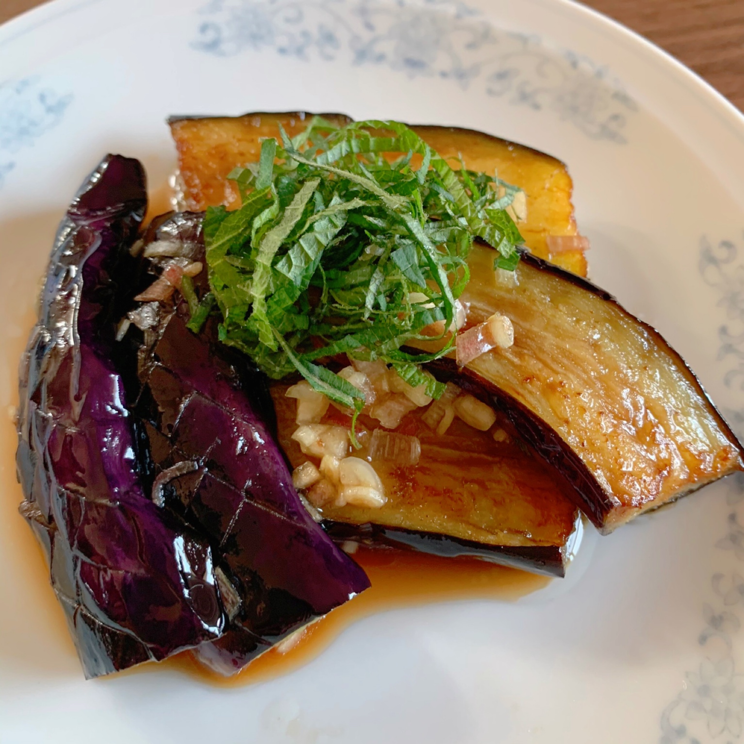 This dish is made by deep-frying eggplant and then marinating it in soy sauce.