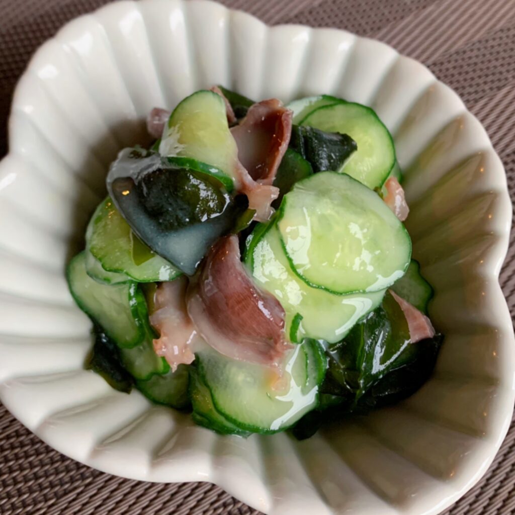 Sumisoae:
Gizzard, cucumber, and wakame seaweed are served with a vinegared miso sauce.