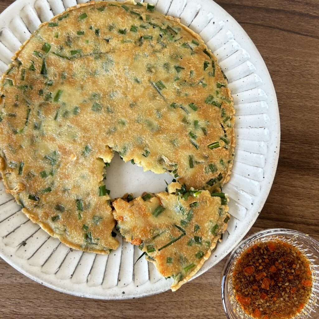 Negiyaki is a dish made by mixing water, flour, and a large amount of chopped green onions and frying them in a frying pan.