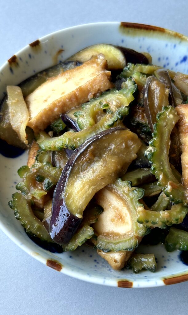 In Oita Prefecture, this dish is known as "koneri." This dish made by stir-frying bitter melon and eggplant in sesame oil and seasoning with miso.