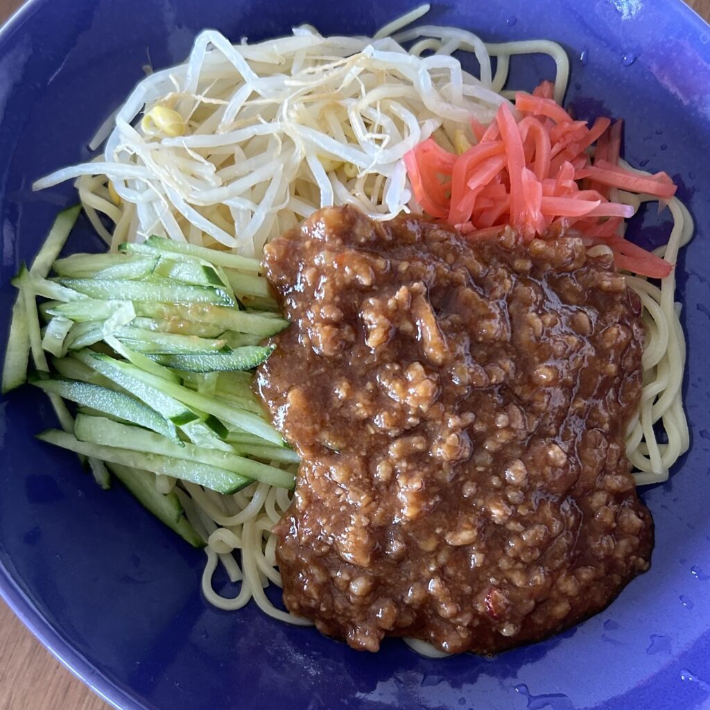 Chinese zha jiang mian is an easy and delicious soupless ramen.