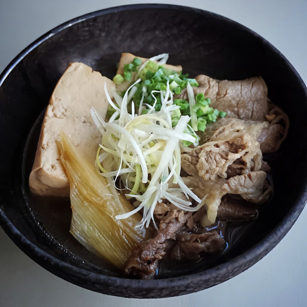 "Niku-dofu" is a dish made by simmering beef, tofu, and Japanese leek (Kujo negi) with plenty of soy sauce and sugar. 