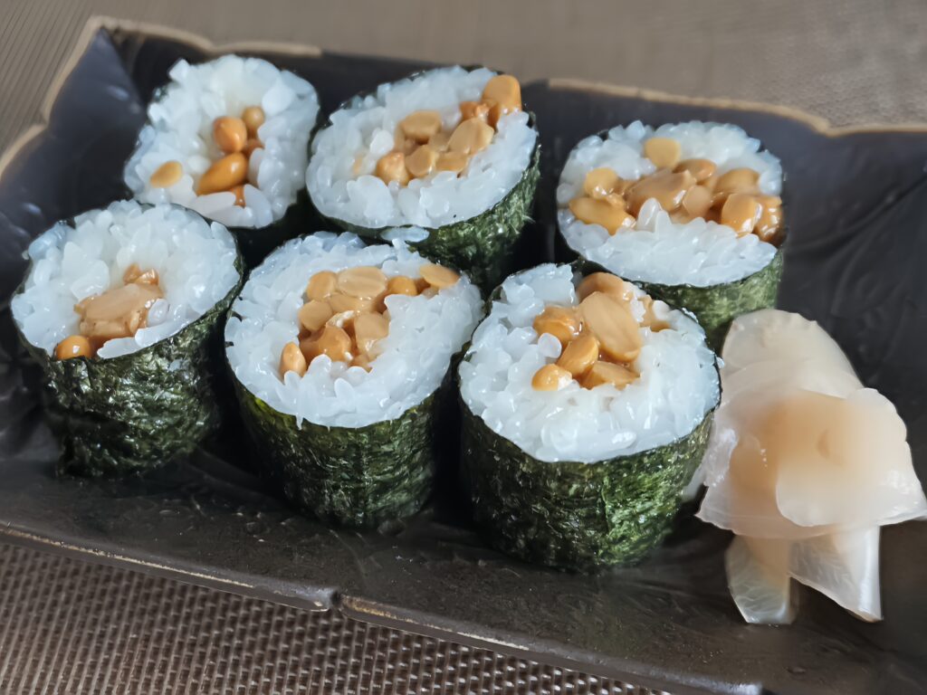 Natto Roll Suhi：Sushi rice and natto wrapped in nori seaweed　納豆巻き