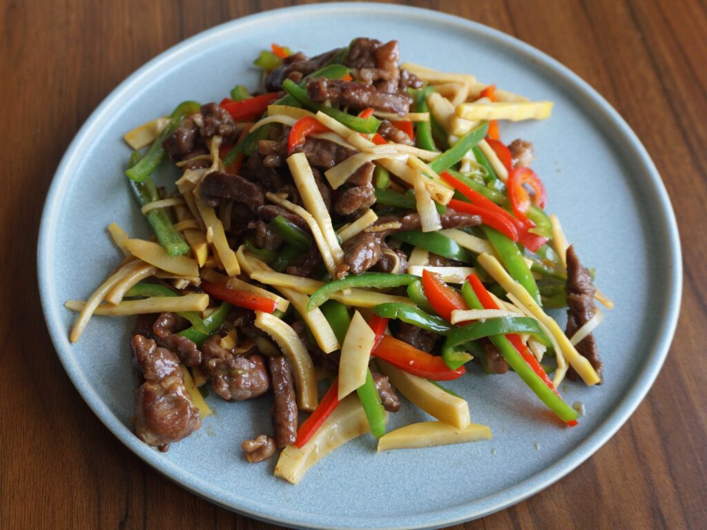 Chinjao Rosu (Stir-fried Beef with green peppers)