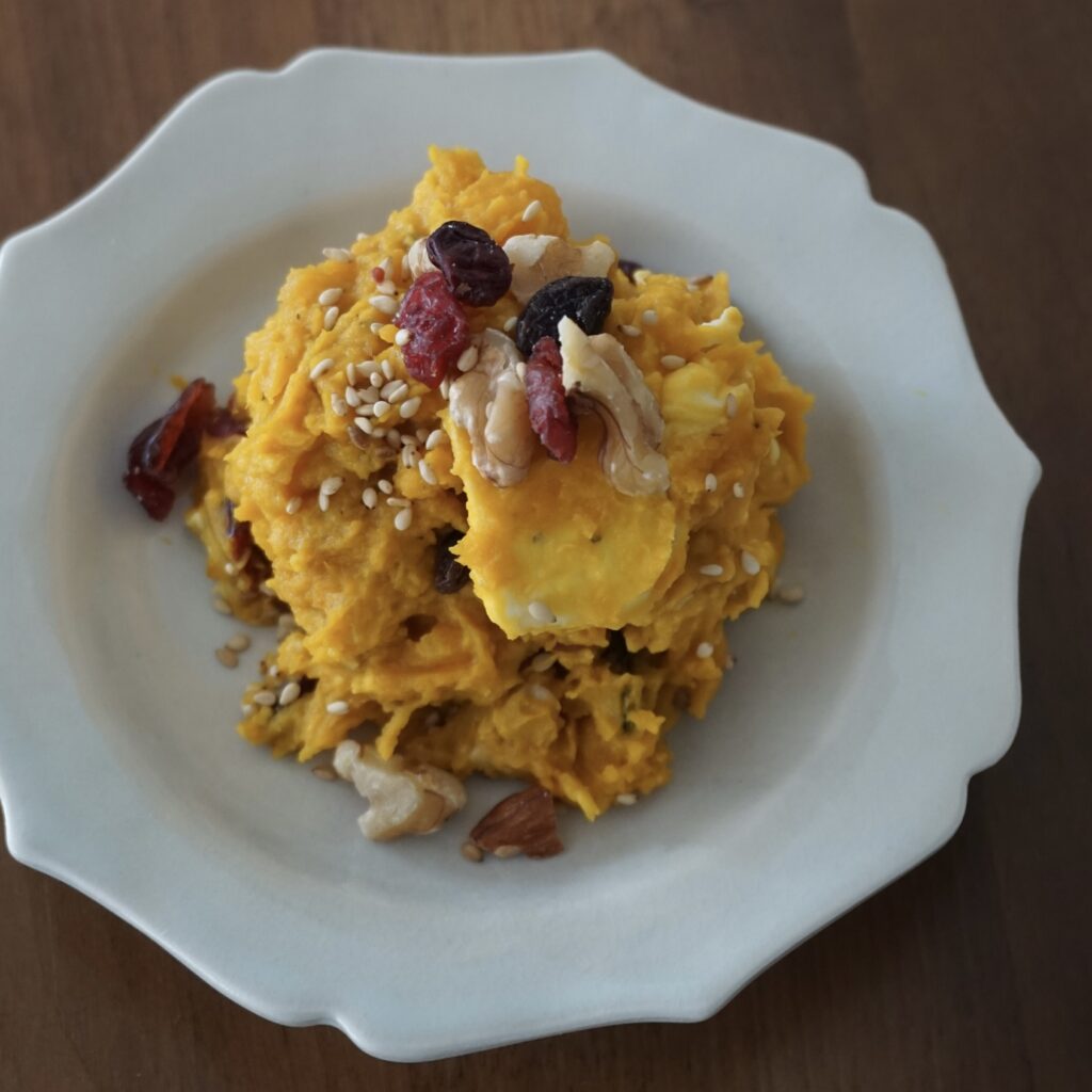 This pumpkin salad is seasoned with white miso instead of mayonnaise. Enjoy the different textures and flavors of nuts, fruit, and cream cheese!