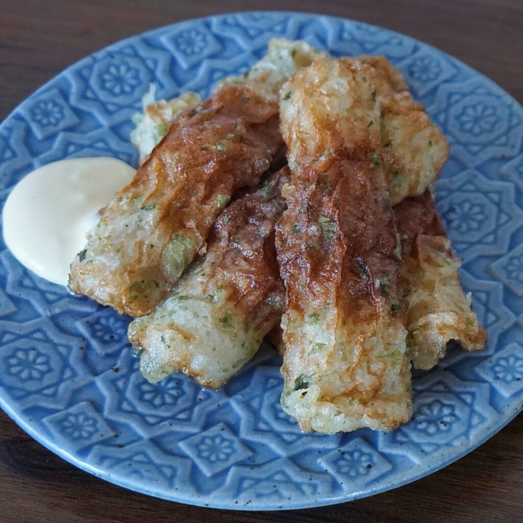 Chikuwa isobeage is a dish made by coating chikuwa (fish cakes) in a batter made from flour, water, and aonori (green laver) and deep-frying them in hot oil.
