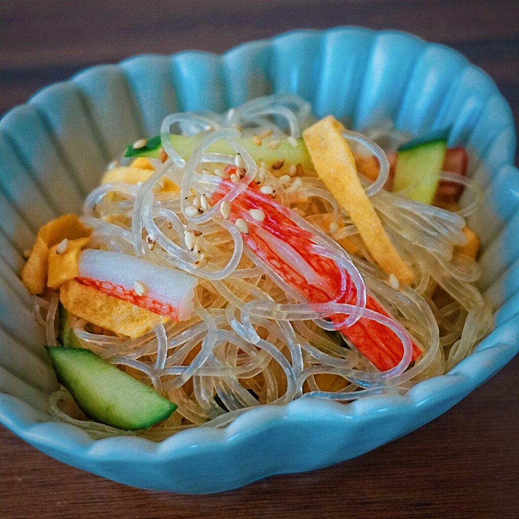 The kanji for harusame sunomono is "伴三絲" which means (mix), (three), and (thread), and refers to a salad containing three or more shredded ingredients.