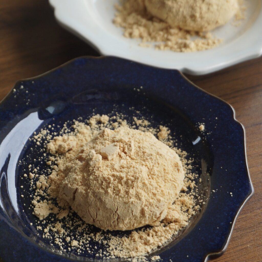 きなこ餅のレシピ:甘い大豆粉を使った日本のお餅