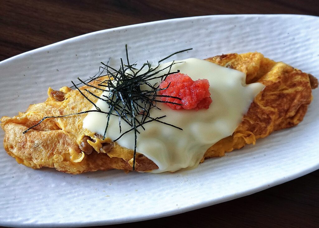 ふわふわ、とろとろ、抗えない美味しさ：完璧な半熟納豆オムレツ